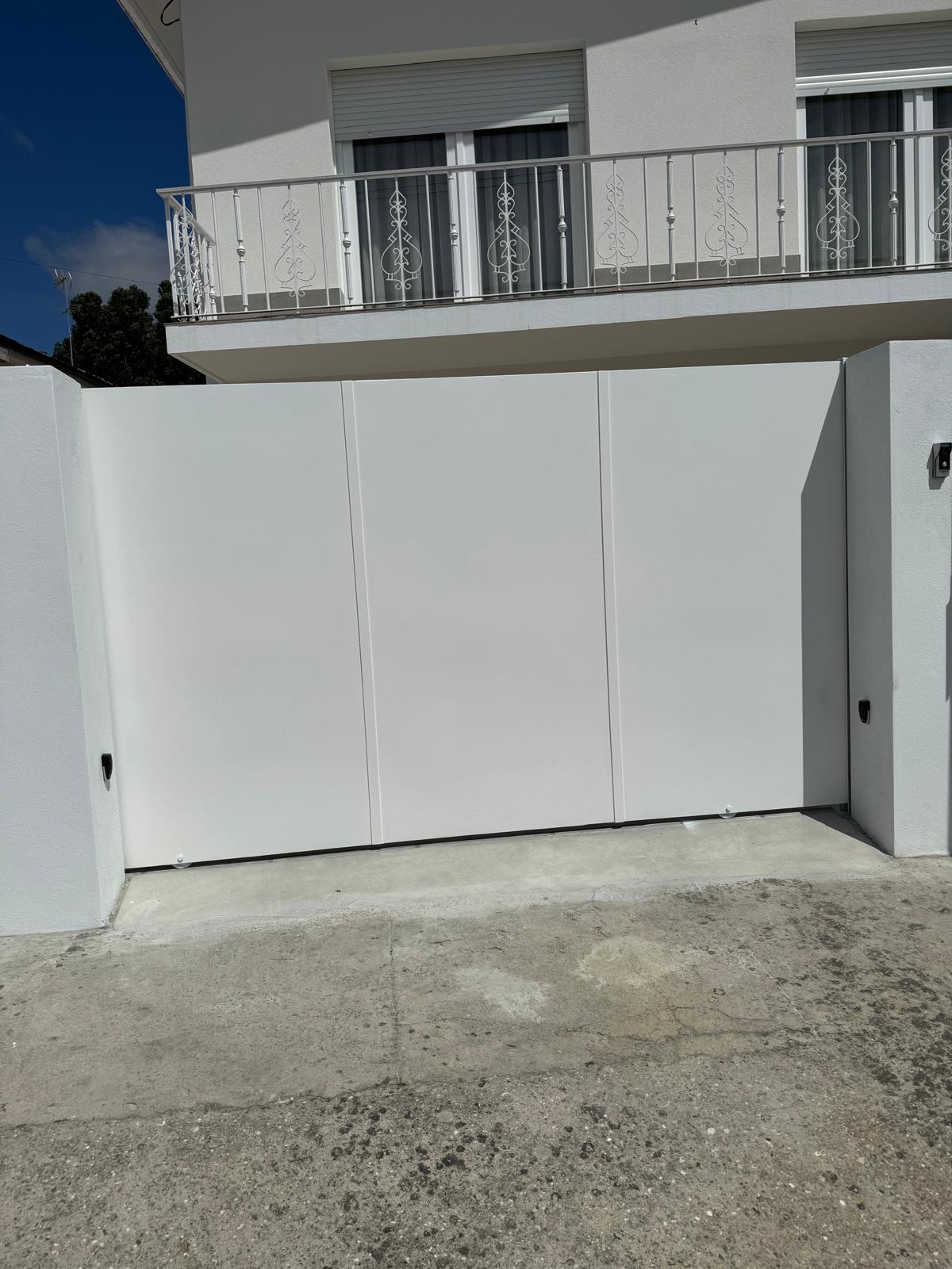 Portão de correr branco em chapa lisa